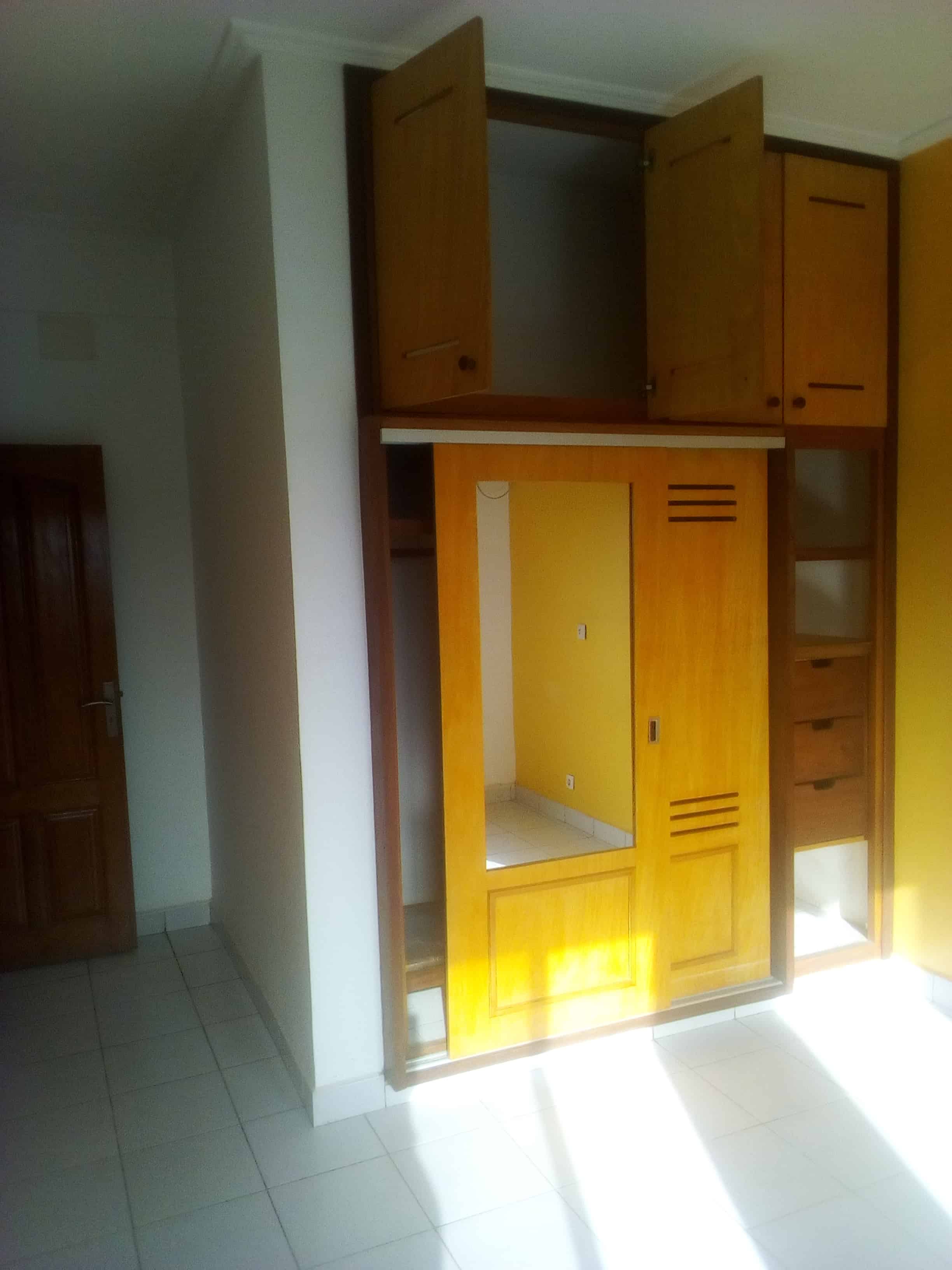 Apartment to rent - Yaoundé, Mfandena, Omnisport - 1 living room(s), 3 bedroom(s), 3 bathroom(s) - 400 000 FCFA / month