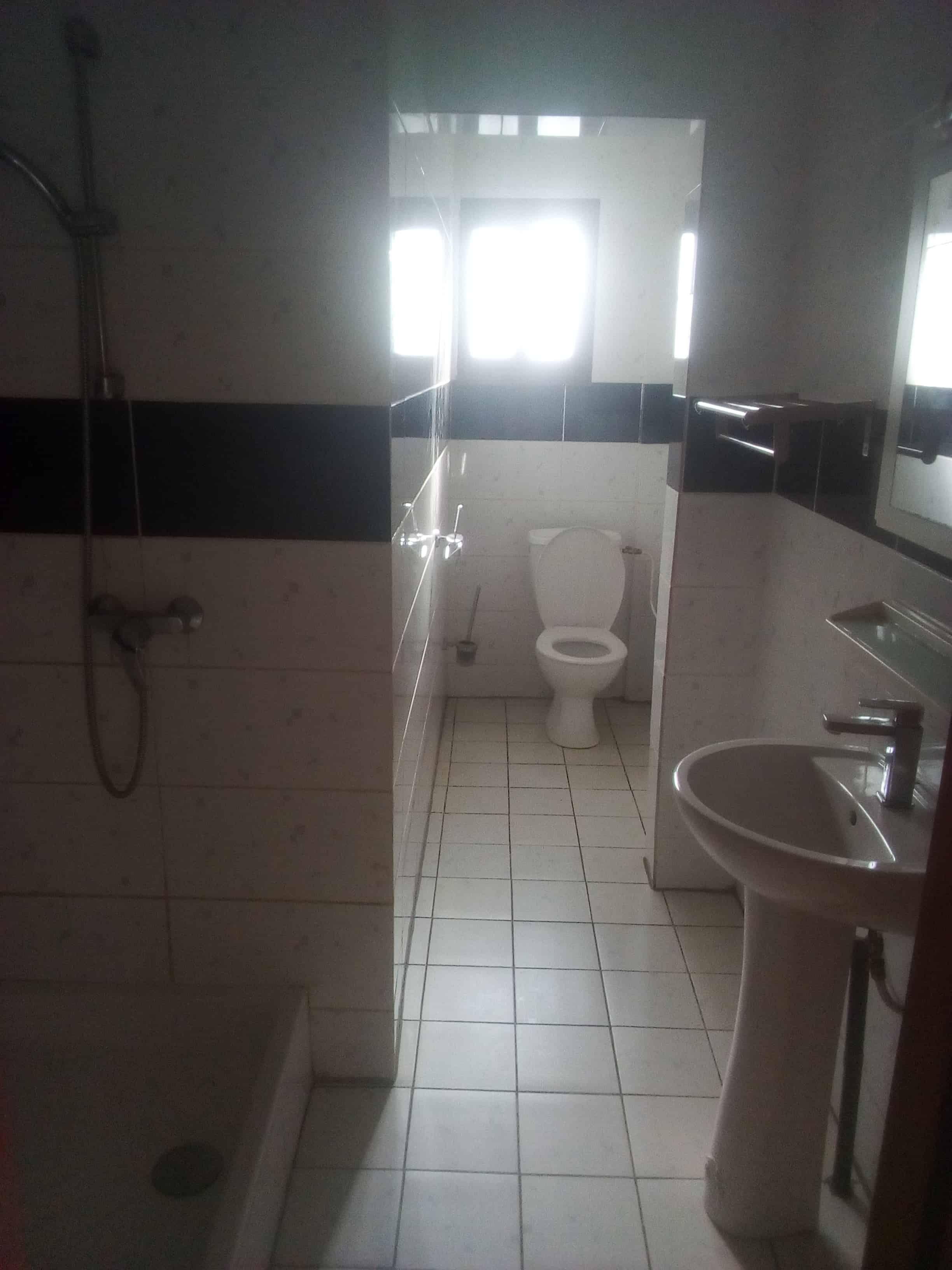 Apartment to rent - Yaoundé, Mfandena, Omnisport - 1 living room(s), 3 bedroom(s), 3 bathroom(s) - 400 000 FCFA / month