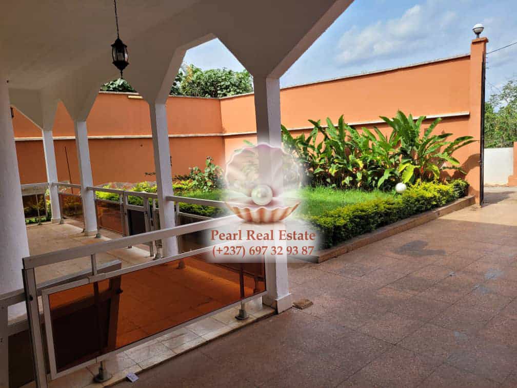 Maison (Villa) à louer - Yaoundé, Bastos, Bastos - 1 salon(s), 4 chambre(s), 3 salle(s) de bains - 1 500 000 FCFA / mois