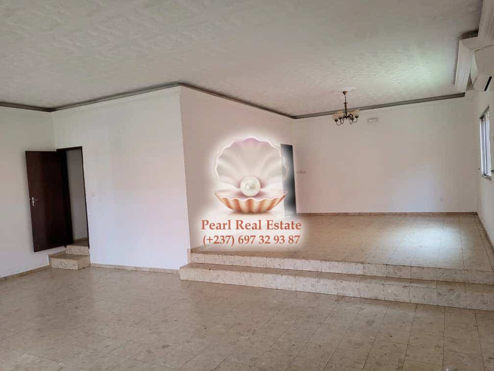 Maison (Villa) à louer - Yaoundé, Bastos, Bastos - 1 salon(s), 4 chambre(s), 3 salle(s) de bains - 1 500 000 FCFA / mois