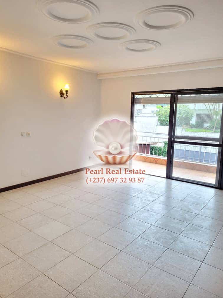 Maison (Villa) à louer - Yaoundé, Bastos, Bastos - 1 salon(s), 4 chambre(s), 3 salle(s) de bains - 2 000 000 FCFA / mois