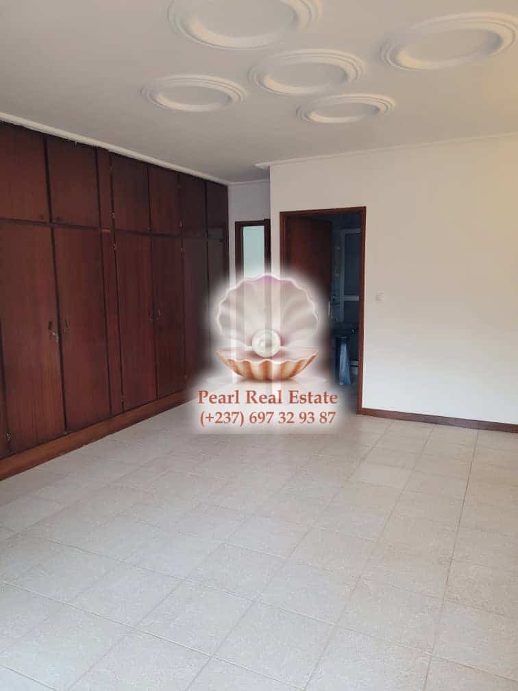 Maison (Villa) à louer - Yaoundé, Bastos, Bastos - 1 salon(s), 4 chambre(s), 3 salle(s) de bains - 2 000 000 FCFA / mois