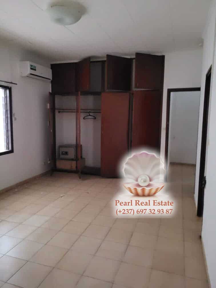 Maison (Villa) à louer - Yaoundé, Bastos, Bastos - 1 salon(s), 4 chambre(s), 3 salle(s) de bains - 2 500 000 FCFA / mois