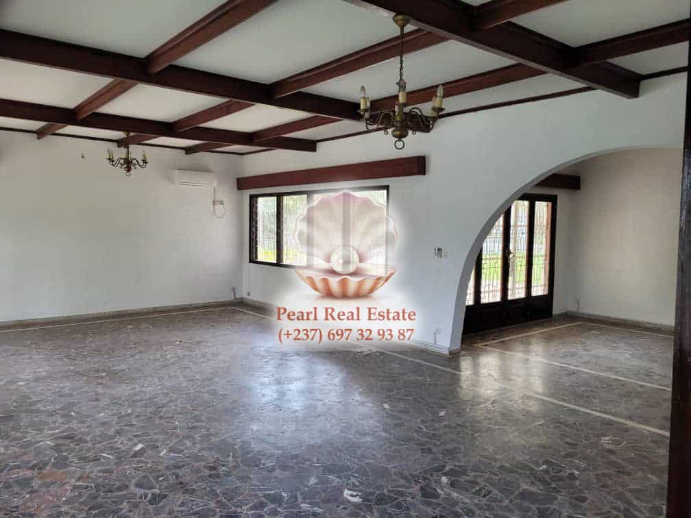 Maison (Villa) à louer - Yaoundé, Bastos, Bastos - 1 salon(s), 4 chambre(s), 3 salle(s) de bains - 2 500 000 FCFA / mois