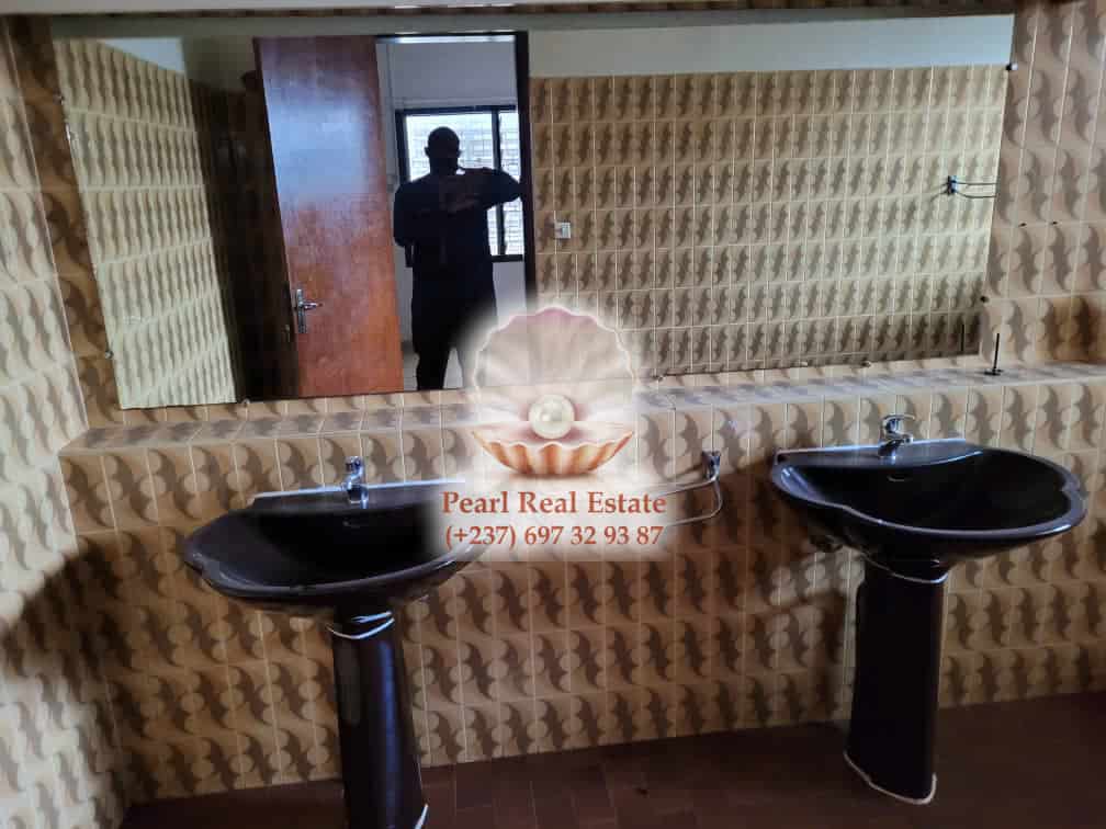 Maison (Villa) à louer - Yaoundé, Bastos, Bastos - 1 salon(s), 4 chambre(s), 3 salle(s) de bains - 2 500 000 FCFA / mois