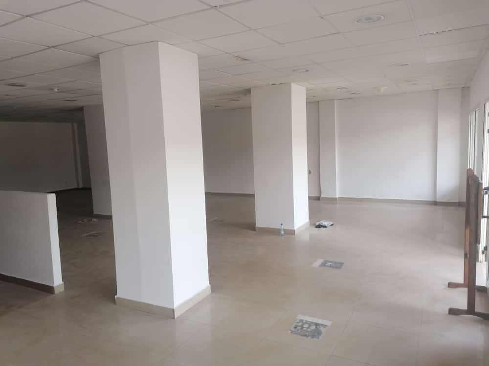 Shop to rent at Yaoundé, Bastos, Pas loin du black - 200 m2 - 2 500 000 FCFA