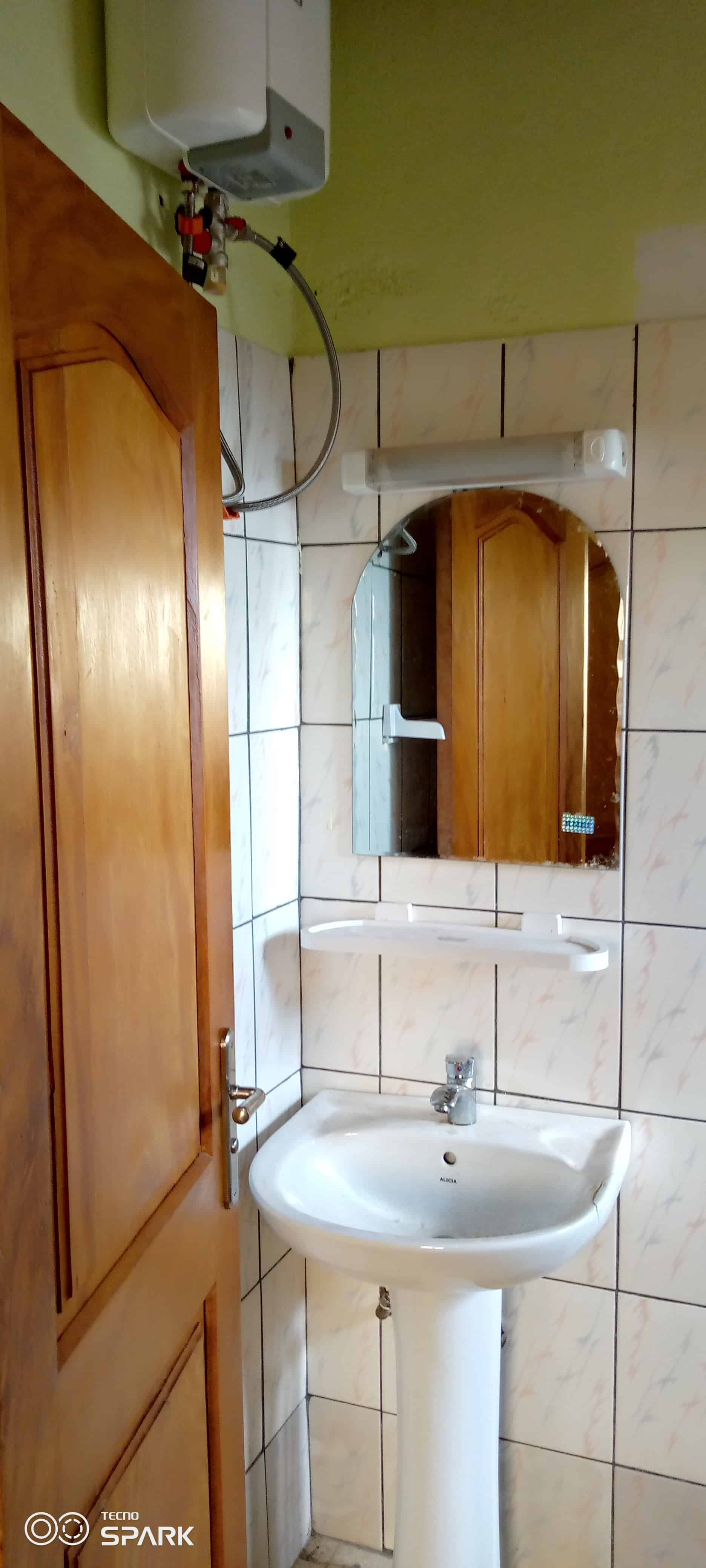 Apartment to rent - Yaoundé, Ngousso, Hôtel le paradis - 1 living room(s), 2 bedroom(s), 2 bathroom(s) - 130 000 FCFA / month