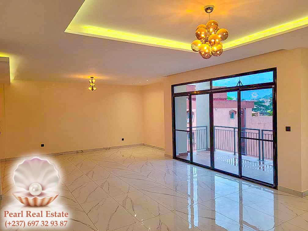 Appartement à louer - Yaoundé, Bastos, Golf - 1 salon(s), 3 chambre(s), 2 salle(s) de bains - 2 000 000 FCFA / mois