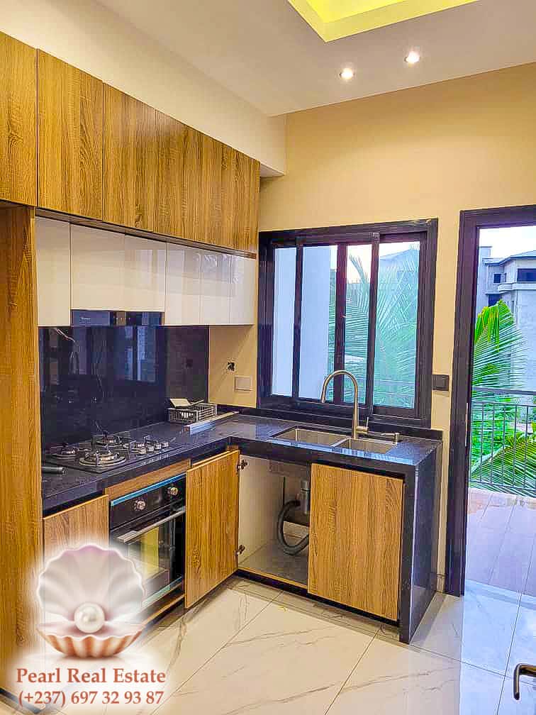 Appartement à louer - Yaoundé, Bastos, Golf - 1 salon(s), 3 chambre(s), 2 salle(s) de bains - 2 000 000 FCFA / mois