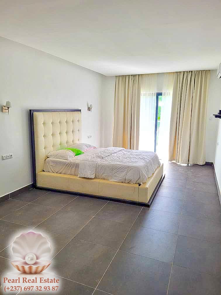 Apartment to rent - Yaoundé, Bastos, Bastos - 1 living room(s), 3 bedroom(s), 2 bathroom(s) - 2 000 000 FCFA / month