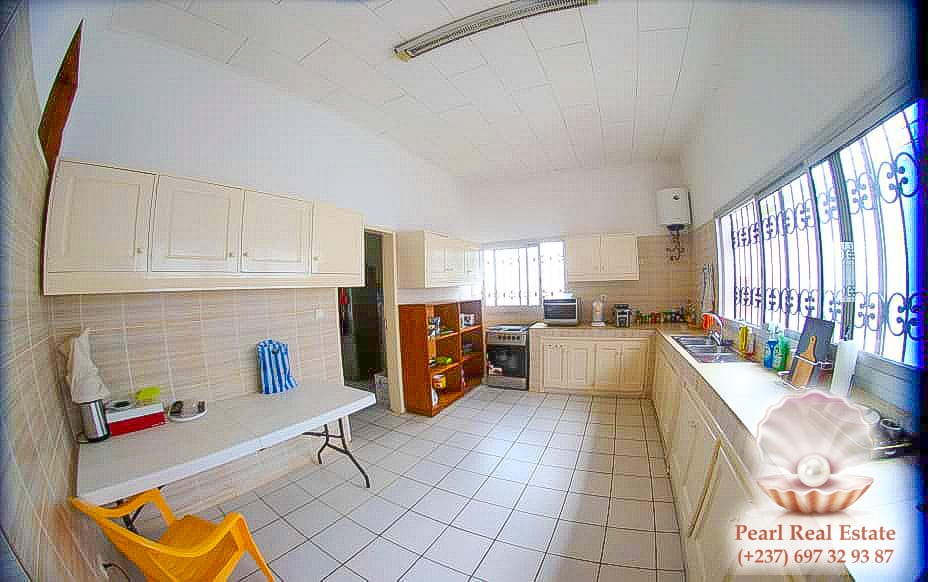 Maison (Villa) à vendre - Yaoundé, Bastos, Bastos - 1 salon(s), 4 chambre(s), 3 salle(s) de bains - 600 000 000 FCFA