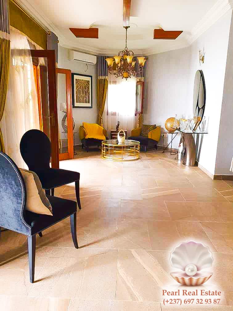 Maison (Villa) à vendre - Yaoundé, Odza, Petit marché - 1 salon(s), 4 chambre(s), 3 salle(s) de bains - 200 000 000 FCFA