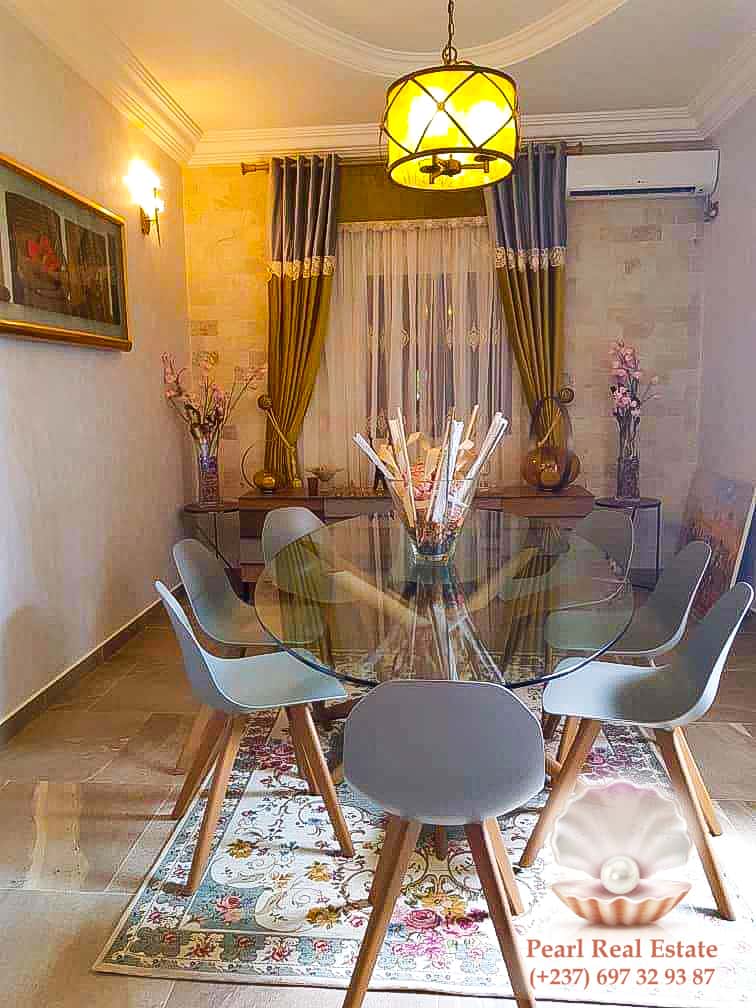 Maison (Villa) à vendre - Yaoundé, Odza, Petit marché - 1 salon(s), 4 chambre(s), 3 salle(s) de bains - 200 000 000 FCFA