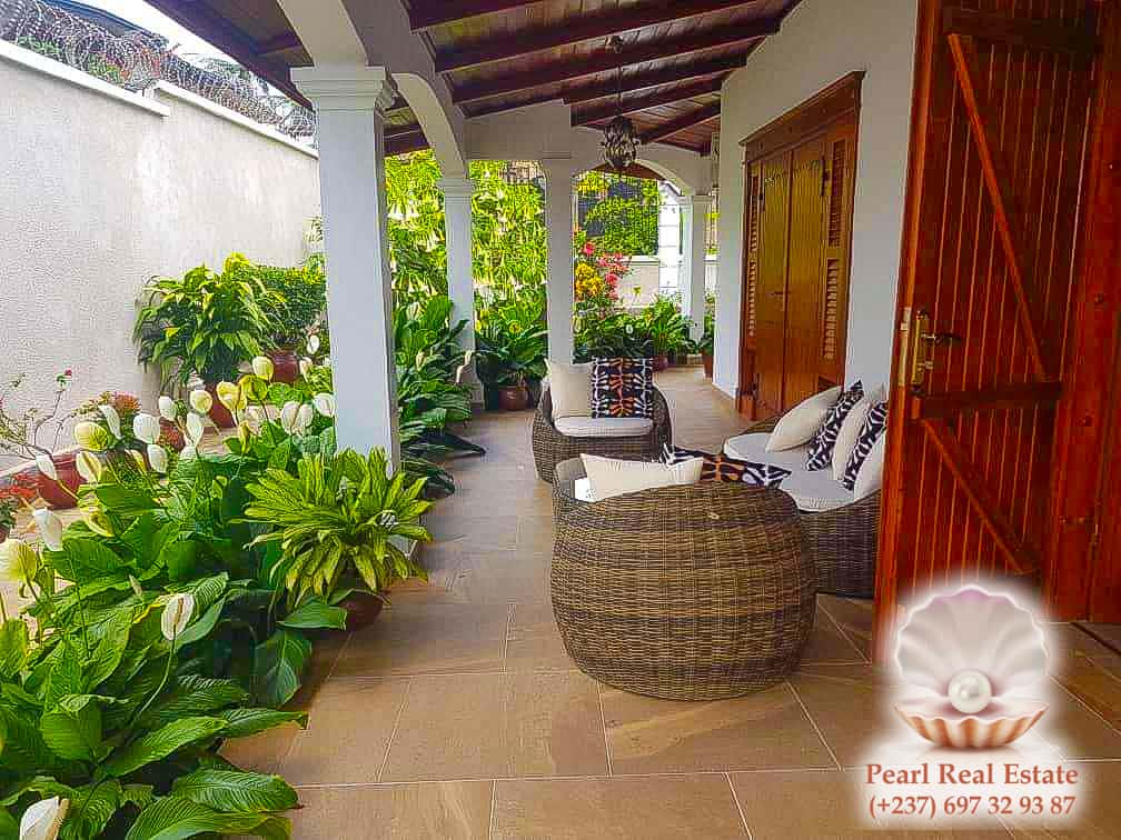 Maison (Villa) à vendre - Yaoundé, Odza, Petit marché - 1 salon(s), 4 chambre(s), 3 salle(s) de bains - 200 000 000 FCFA