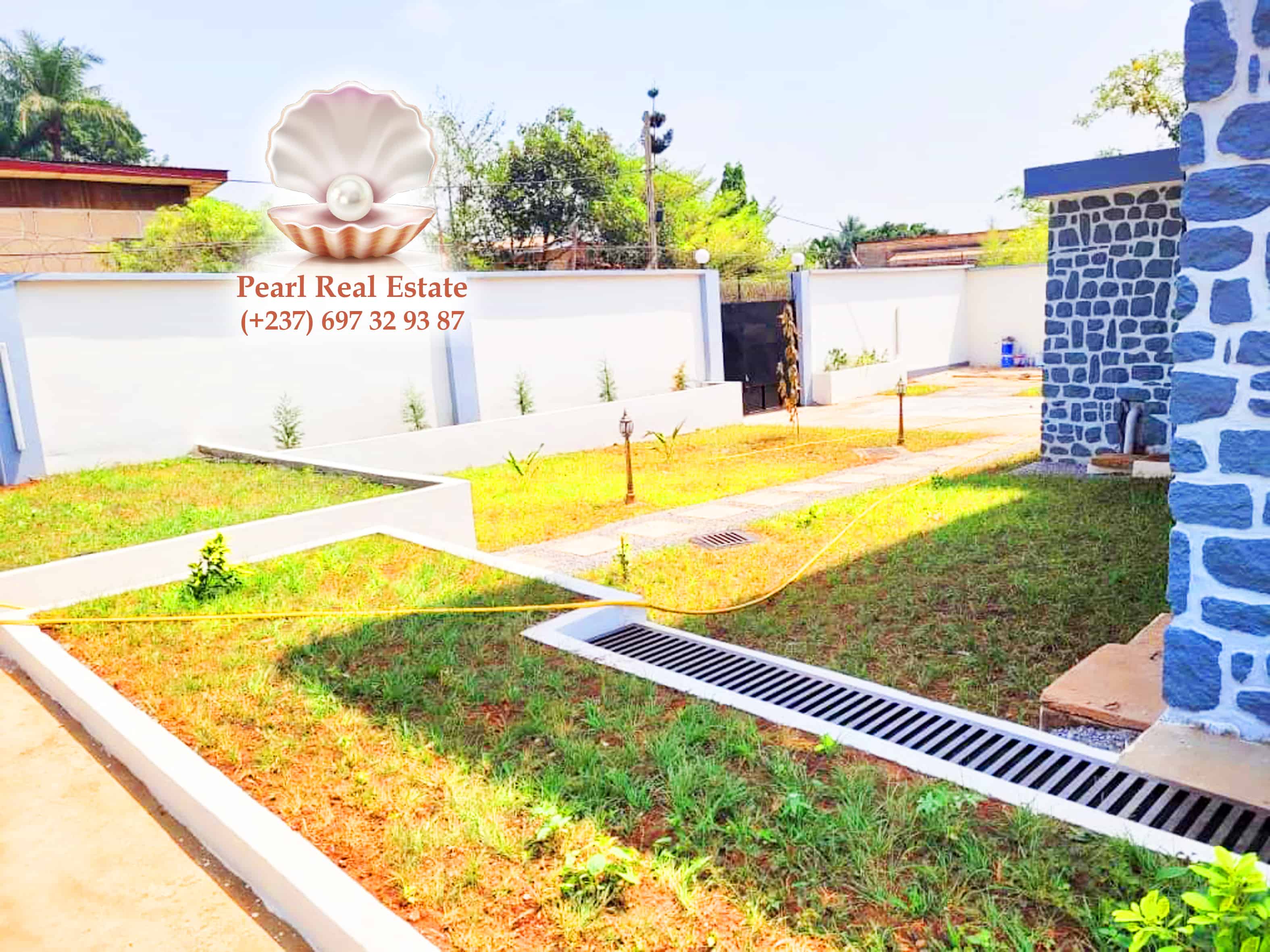 Maison (Villa) à louer - Yaoundé, Bastos, Bastos - 1 salon(s), 4 chambre(s), 3 salle(s) de bains - 2 000 000 FCFA / mois