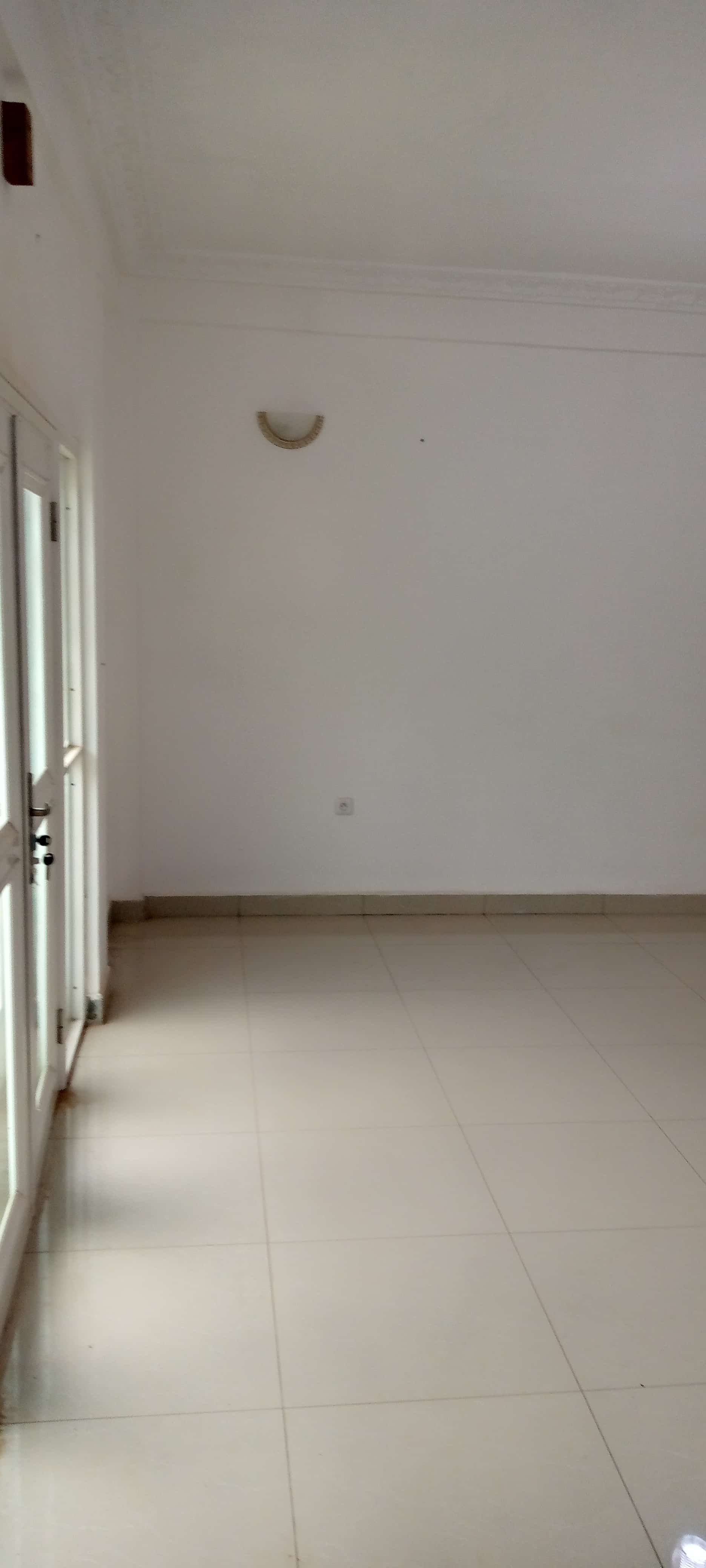 Apartment to rent - Yaoundé, Mfandena, Omnisport - 1 living room(s), 2 bedroom(s), 3 bathroom(s) - 275 000 FCFA / month