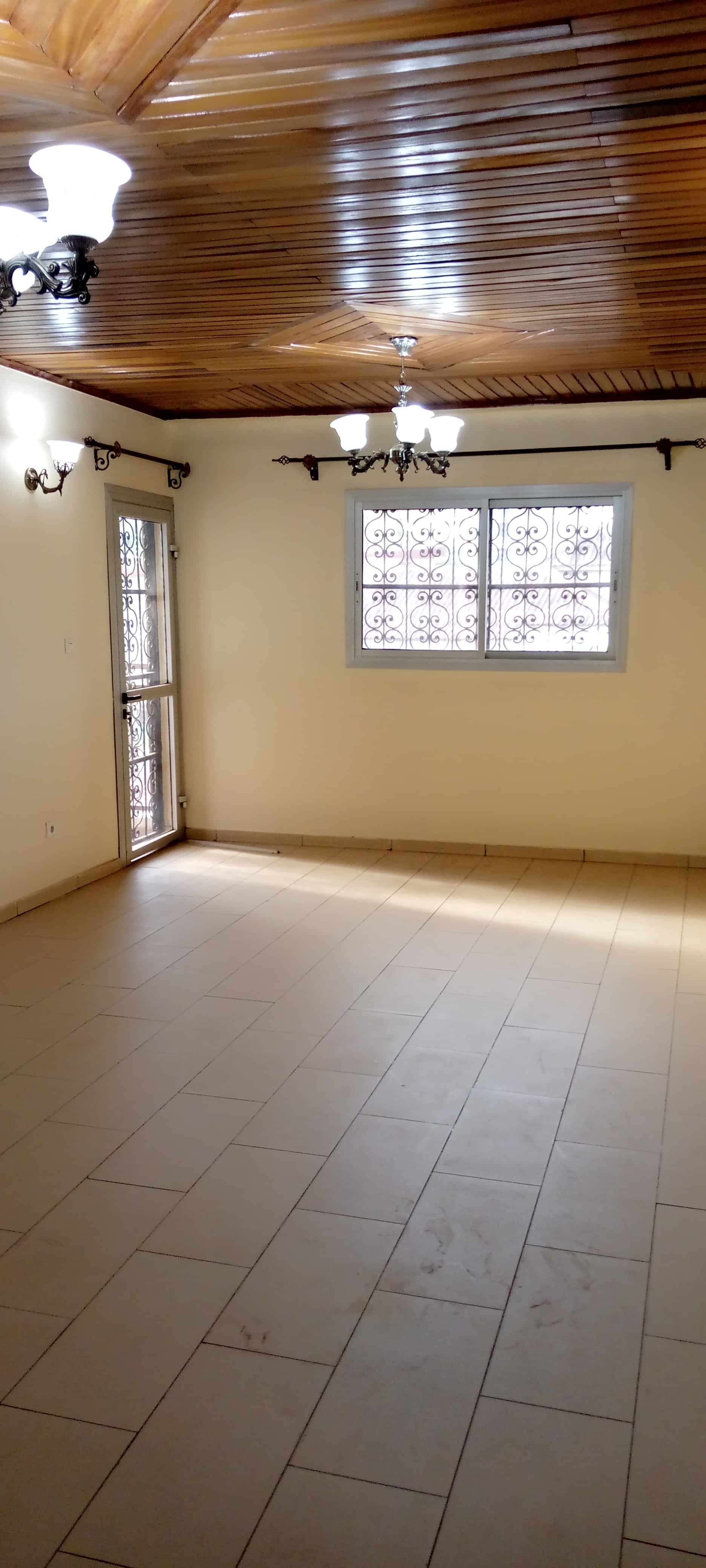 Apartment to rent - Yaoundé, Elig-essono, Elig essono - 1 living room(s), 3 bedroom(s), 4 bathroom(s) - 450 000 FCFA / month