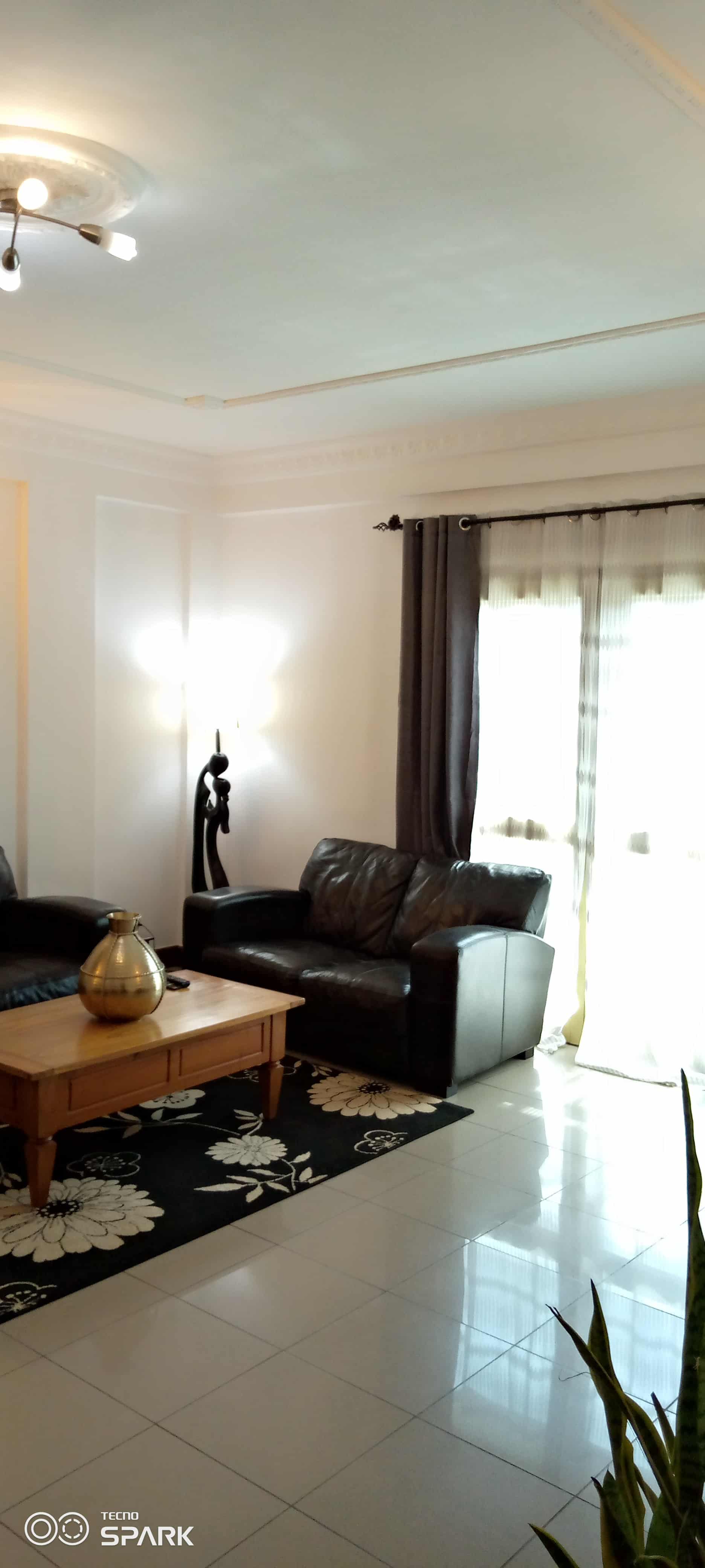 Apartment to rent - Yaoundé, Bastos, Vers dovv - 1 living room(s), 2 bedroom(s), 3 bathroom(s) - 1 250 000 FCFA / month
