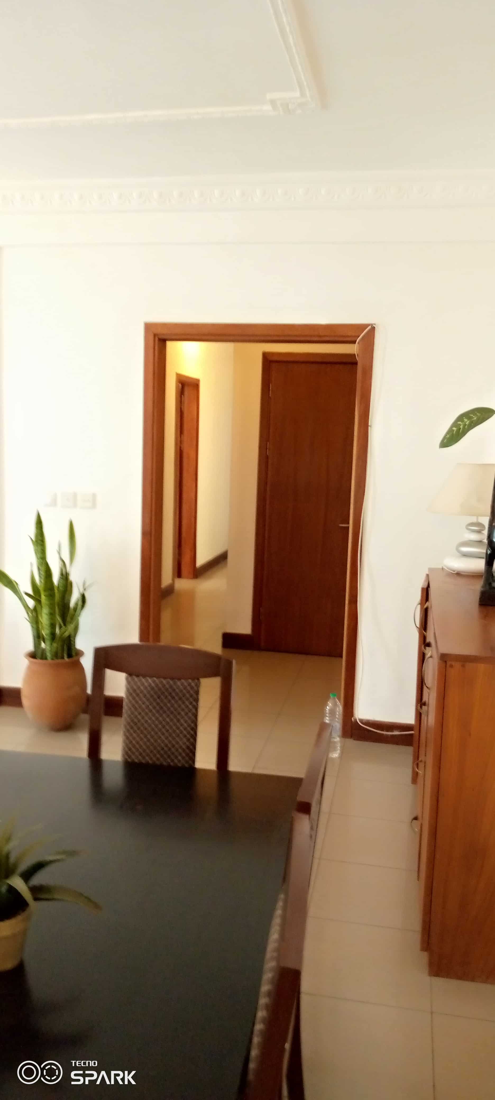 Apartment to rent - Yaoundé, Bastos, Vers dovv - 1 living room(s), 2 bedroom(s), 3 bathroom(s) - 1 250 000 FCFA / month
