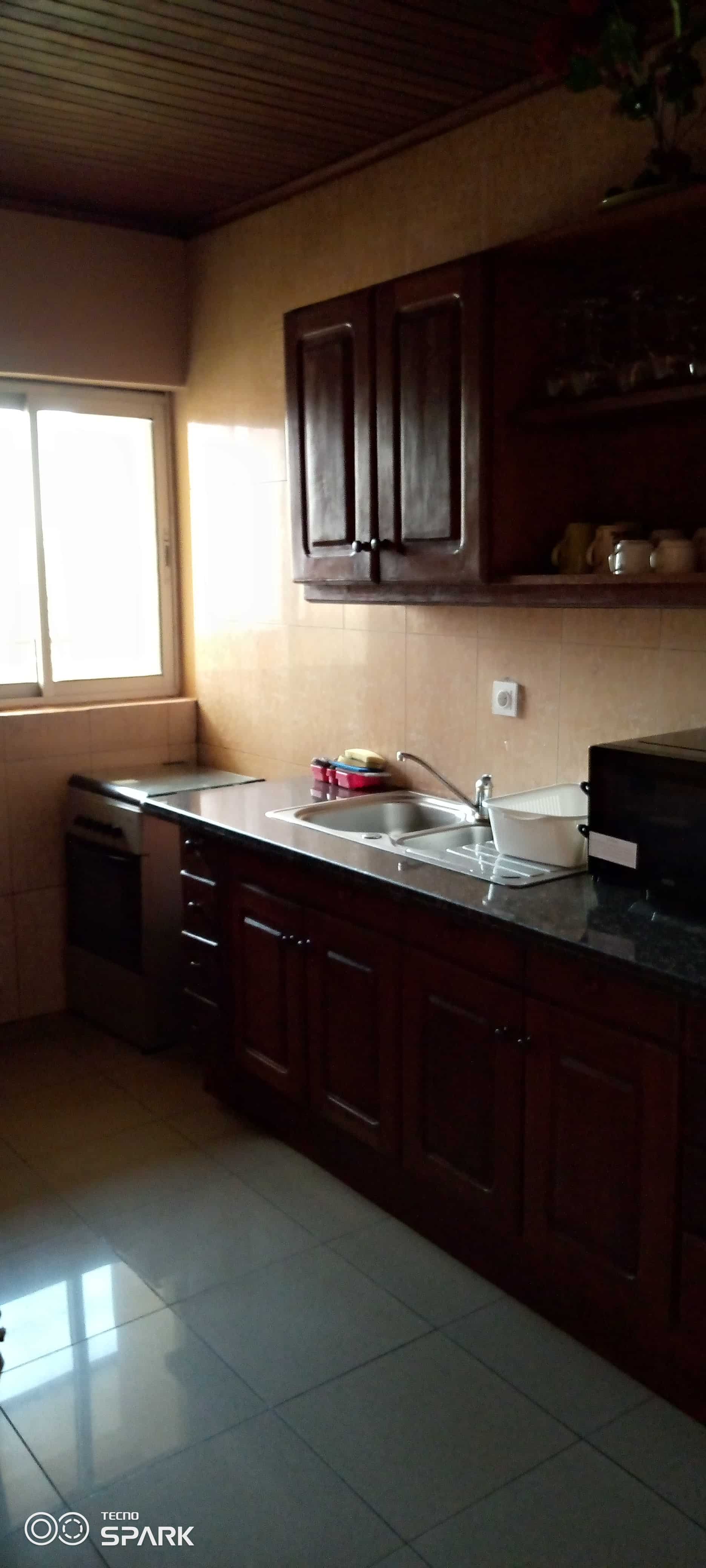 Apartment to rent - Yaoundé, Bastos, Vers dovv - 1 living room(s), 2 bedroom(s), 3 bathroom(s) - 1 250 000 FCFA / month