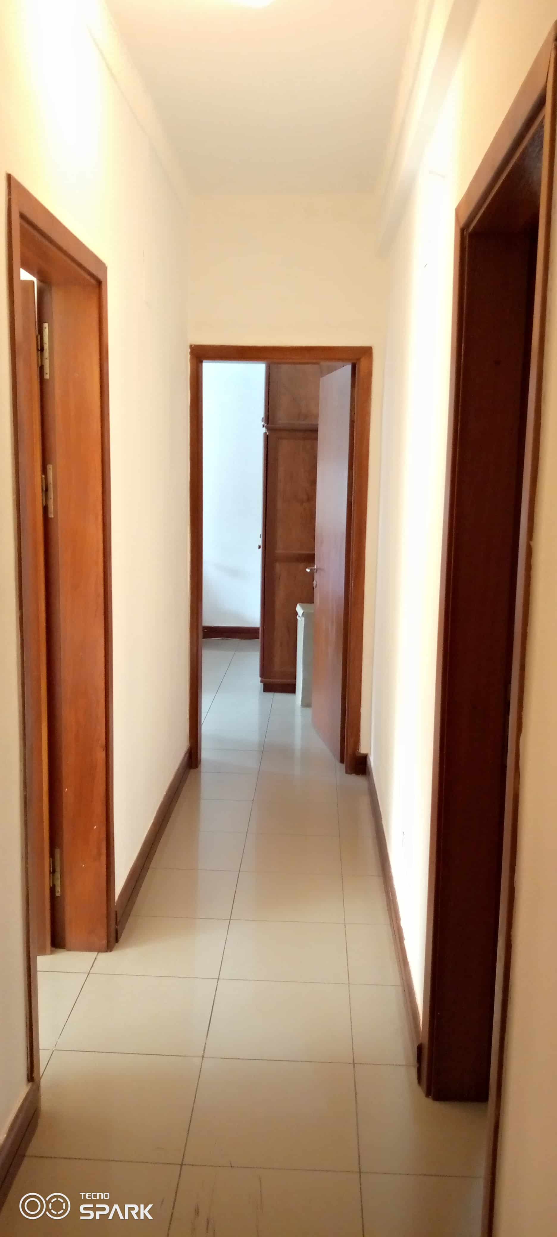 Apartment to rent - Yaoundé, Bastos, Vers dovv - 1 living room(s), 2 bedroom(s), 3 bathroom(s) - 1 250 000 FCFA / month