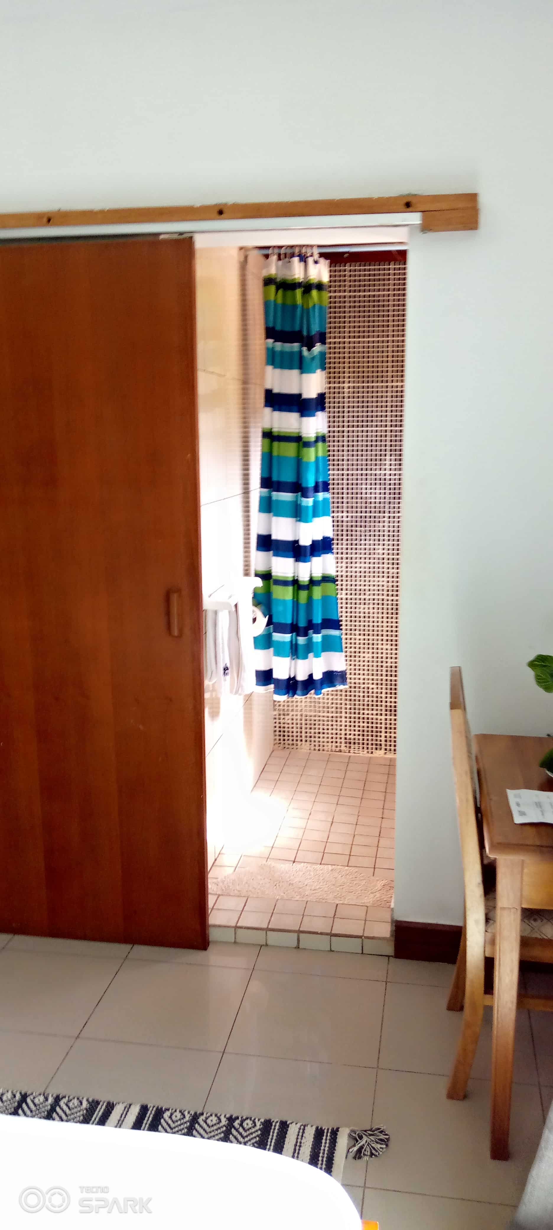 Apartment to rent - Yaoundé, Bastos, Vers dovv - 1 living room(s), 2 bedroom(s), 3 bathroom(s) - 1 250 000 FCFA / month