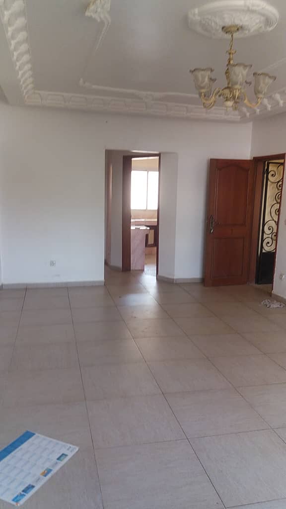 Apartment to rent - Yaoundé, Elig-essono, Carref - 1 living room(s), 2 bedroom(s), 3 bathroom(s) - 300 000 FCFA / month