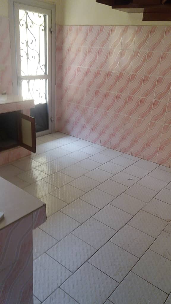 Apartment to rent - Yaoundé, Elig-essono, Carref - 1 living room(s), 2 bedroom(s), 3 bathroom(s) - 300 000 FCFA / month