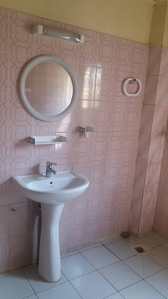 Apartment to rent - Yaoundé, Elig-essono, Carref - 1 living room(s), 2 bedroom(s), 3 bathroom(s) - 300 000 FCFA / month