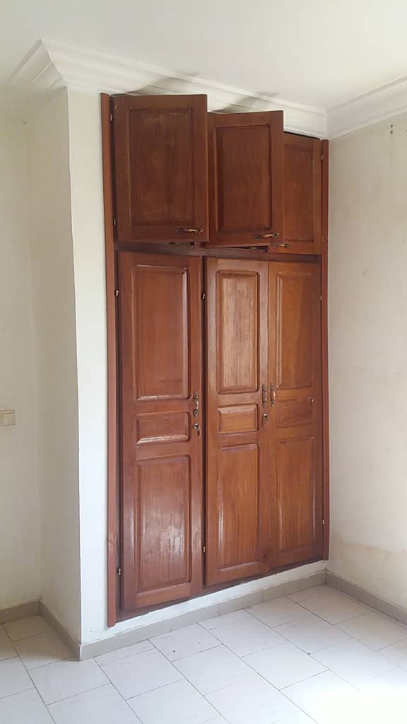 Apartment to rent - Yaoundé, Elig-essono, Carref - 1 living room(s), 2 bedroom(s), 3 bathroom(s) - 300 000 FCFA / month