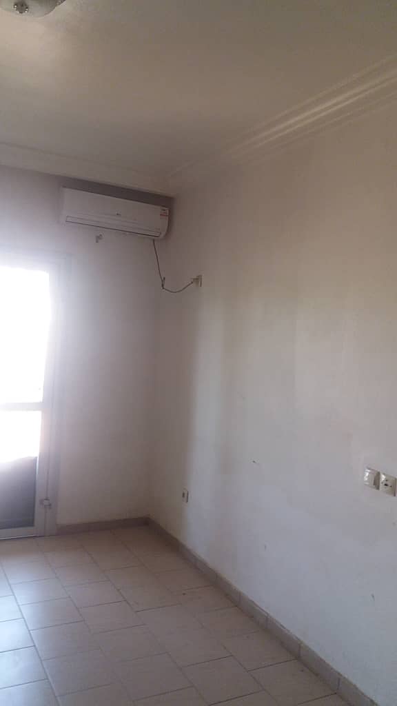 Apartment to rent - Yaoundé, Elig-essono, Carref - 1 living room(s), 2 bedroom(s), 3 bathroom(s) - 300 000 FCFA / month