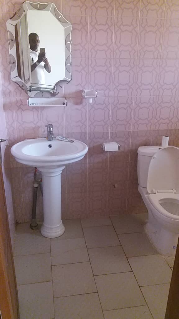 Apartment to rent - Yaoundé, Elig-essono, Carref - 1 living room(s), 2 bedroom(s), 3 bathroom(s) - 300 000 FCFA / month