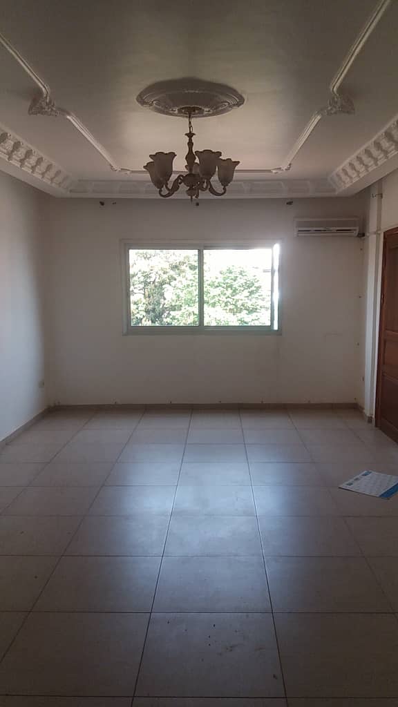 Office to rent at Yaoundé, Elig-essono, Carrefour - 100 m2 - 300 000 FCFA