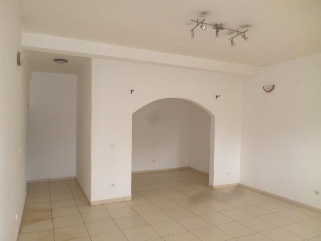 Apartment to rent - Yaoundé, Bastos, Pas loin de tradex - 1 living room(s), 3 bedroom(s), 2 bathroom(s) - 450 000 FCFA / month