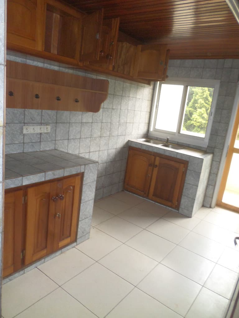 Apartment to rent - Yaoundé, Bastos, Pas loin de tradex - 1 living room(s), 3 bedroom(s), 2 bathroom(s) - 450 000 FCFA / month