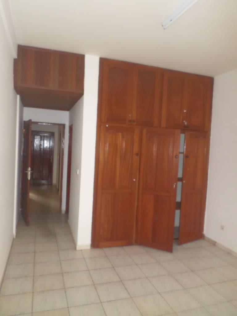 Apartment to rent - Yaoundé, Bastos, Pas loin de tradex - 1 living room(s), 3 bedroom(s), 2 bathroom(s) - 450 000 FCFA / month