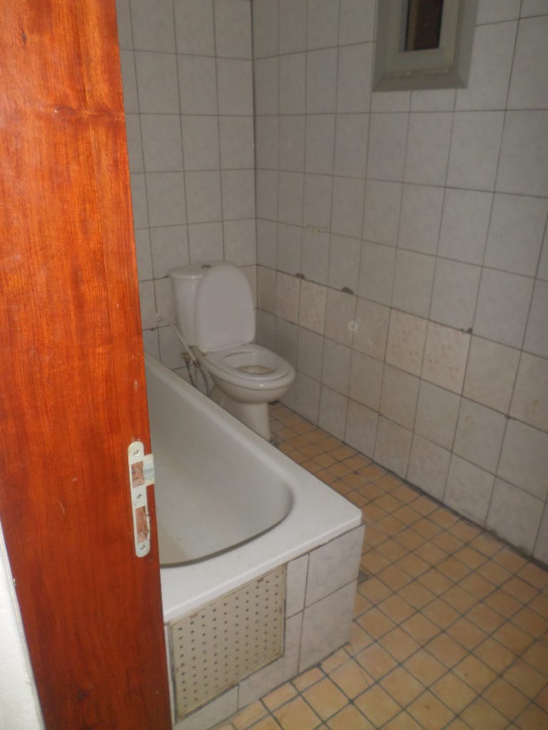 Apartment to rent - Yaoundé, Bastos, Pas loin de tradex - 1 living room(s), 3 bedroom(s), 2 bathroom(s) - 450 000 FCFA / month