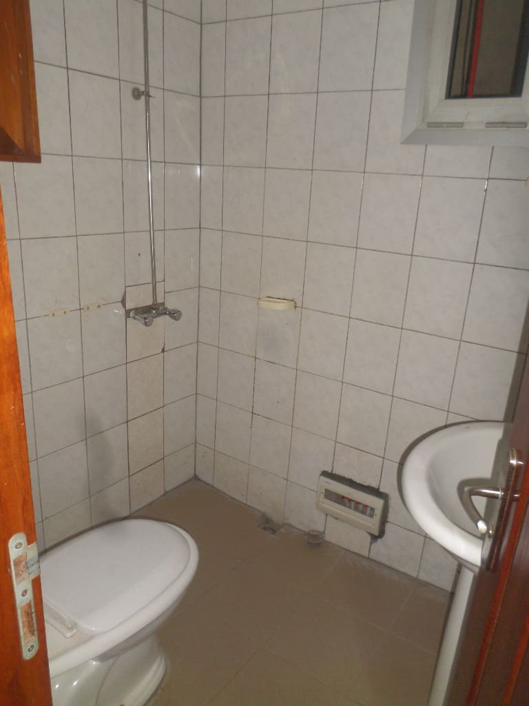 Apartment to rent - Yaoundé, Bastos, Pas loin de tradex - 1 living room(s), 3 bedroom(s), 2 bathroom(s) - 450 000 FCFA / month