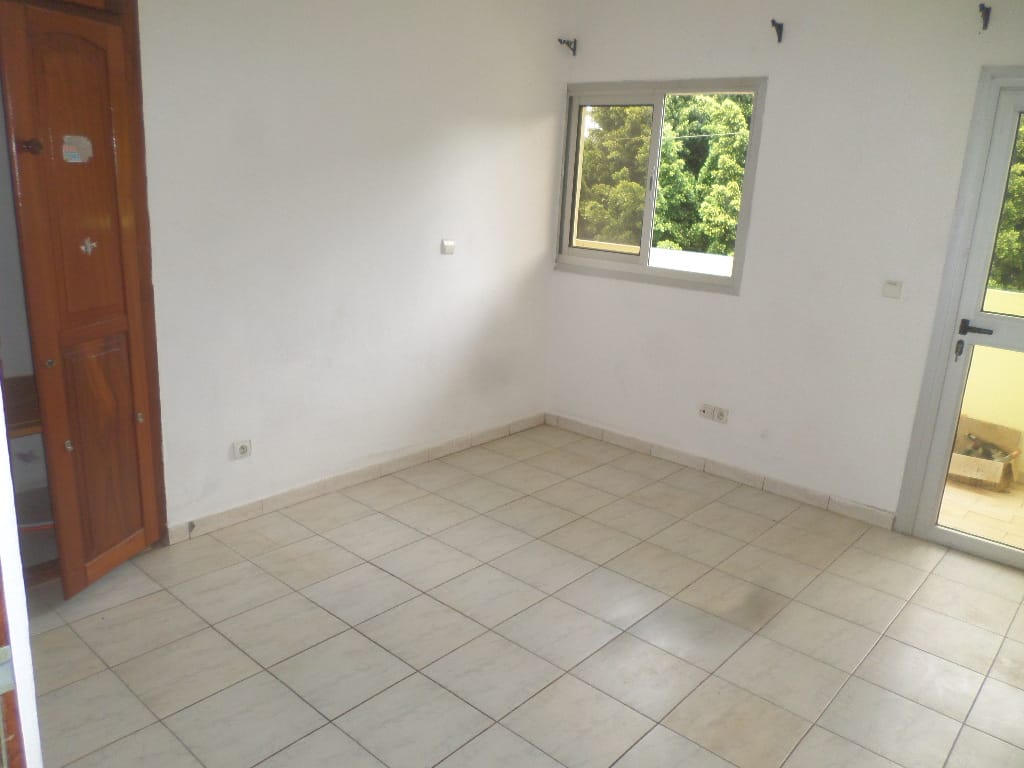 Apartment to rent - Yaoundé, Bastos, Pas loin de tradex - 1 living room(s), 3 bedroom(s), 2 bathroom(s) - 450 000 FCFA / month