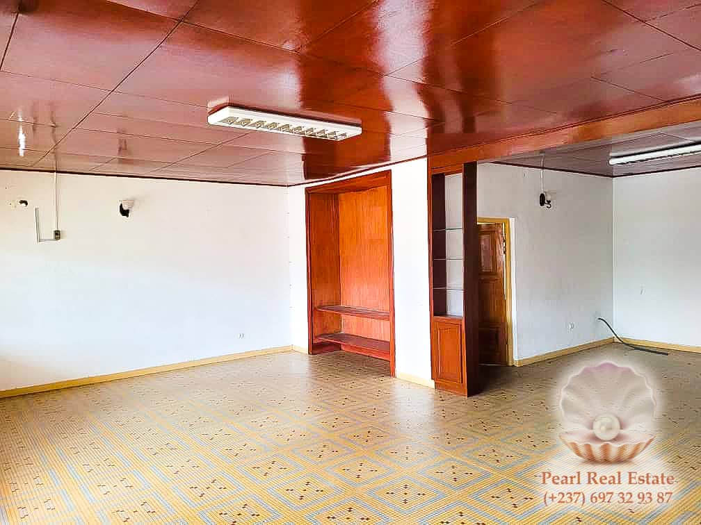 Maison (Villa) à vendre - Yaoundé, Bastos, Bastos - 1 salon(s), 4 chambre(s), 3 salle(s) de bains - 300 000 000 FCFA