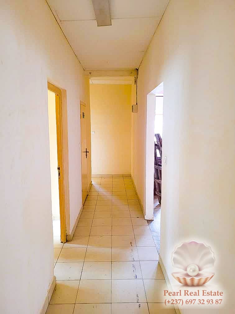 Maison (Villa) à vendre - Yaoundé, Bastos, Bastos - 1 salon(s), 4 chambre(s), 3 salle(s) de bains - 300 000 000 FCFA