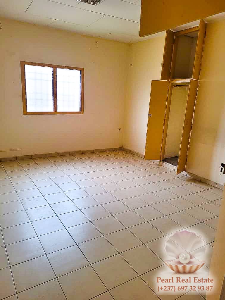 Maison (Villa) à vendre - Yaoundé, Bastos, Bastos - 1 salon(s), 4 chambre(s), 3 salle(s) de bains - 300 000 000 FCFA