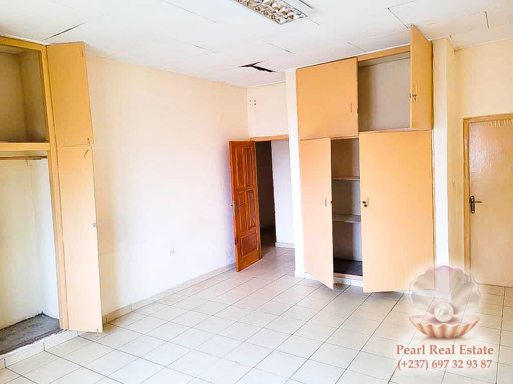 Maison (Villa) à vendre - Yaoundé, Bastos, Bastos - 1 salon(s), 4 chambre(s), 3 salle(s) de bains - 300 000 000 FCFA