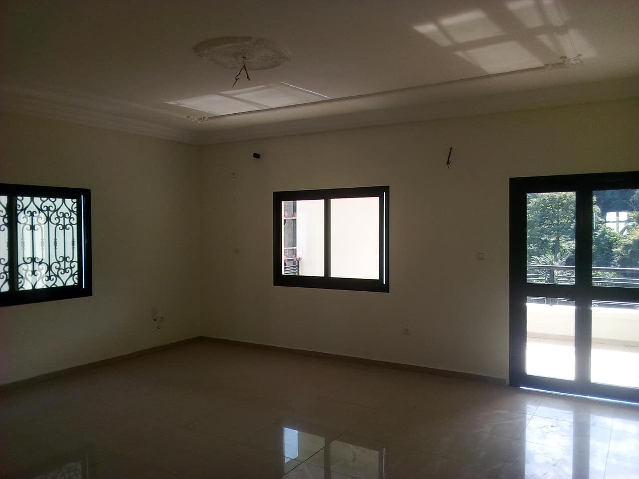 Apartment to rent - Yaoundé, Bastos, Rond point - 1 living room(s), 2 bedroom(s), 3 bathroom(s) - 500 000 FCFA / month
