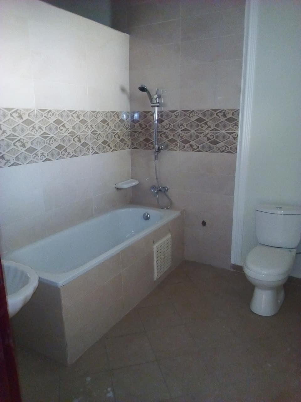 Apartment to rent - Yaoundé, Bastos, Rond point - 1 living room(s), 2 bedroom(s), 3 bathroom(s) - 500 000 FCFA / month