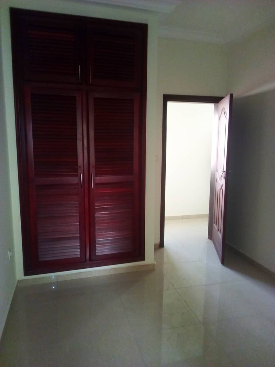 Apartment to rent - Yaoundé, Bastos, Rond point - 1 living room(s), 2 bedroom(s), 3 bathroom(s) - 500 000 FCFA / month