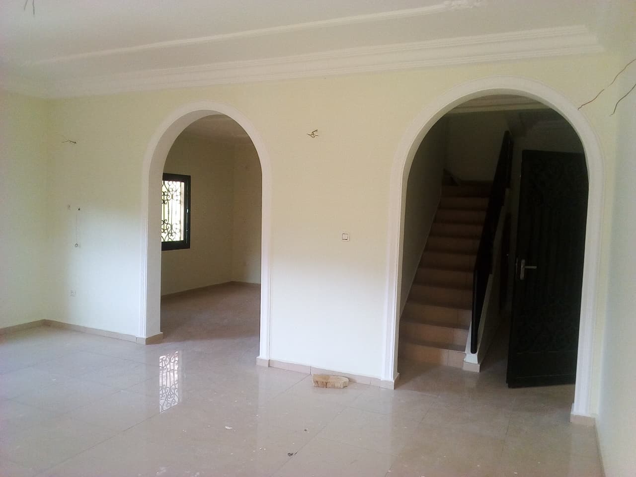 Apartment to rent - Yaoundé, Bastos, Rond point(Appartement duplex) - 1 living room(s), 3 bedroom(s), 5 bathroom(s) - 1 200 000 FCFA / month