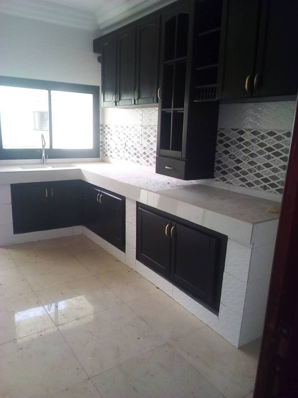 Apartment to rent - Yaoundé, Bastos, Rond point(Appartement duplex) - 1 living room(s), 3 bedroom(s), 5 bathroom(s) - 1 200 000 FCFA / month