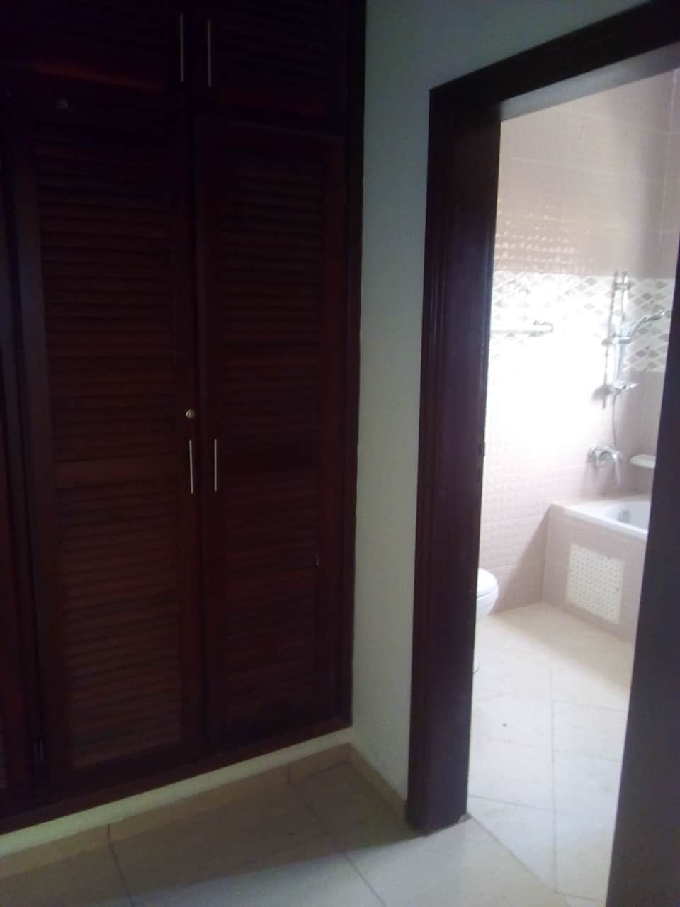 Apartment to rent - Yaoundé, Bastos, Rond point(Appartement duplex) - 1 living room(s), 3 bedroom(s), 5 bathroom(s) - 1 200 000 FCFA / month