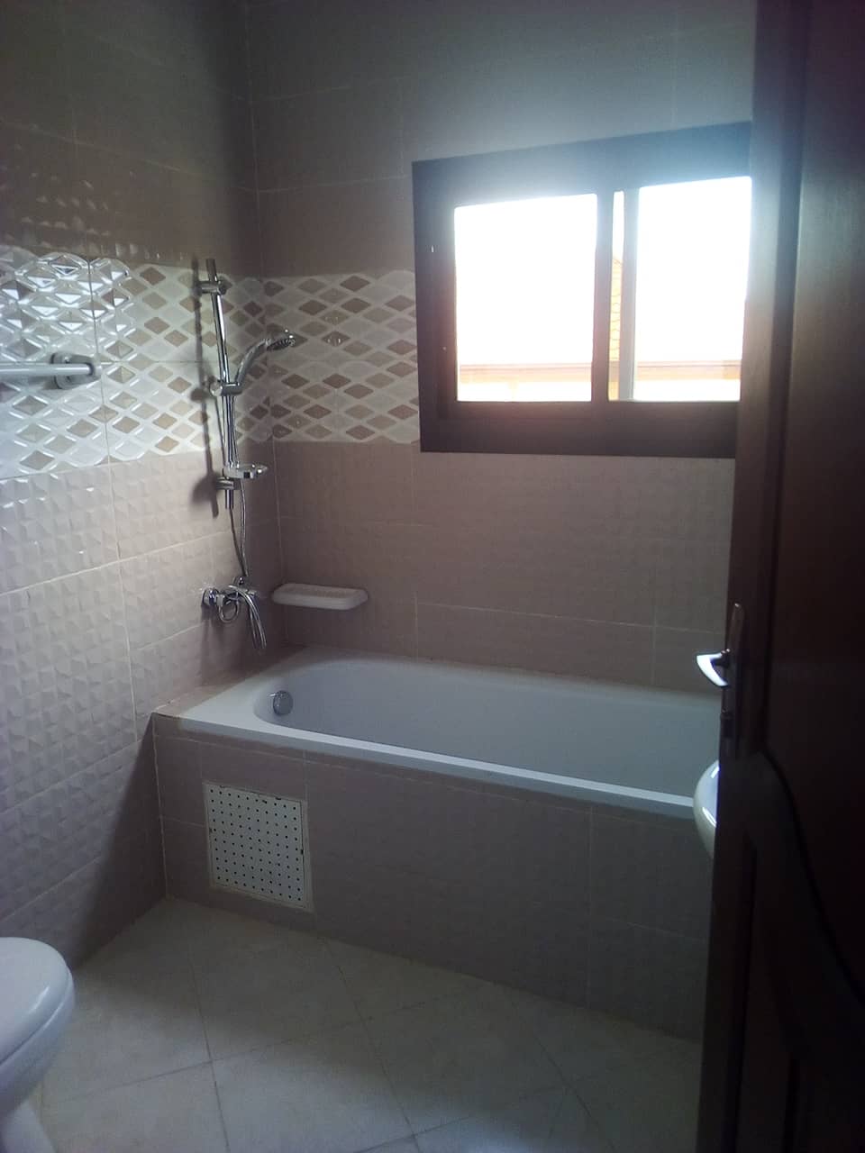 Apartment to rent - Yaoundé, Bastos, Rond point(Appartement duplex) - 1 living room(s), 3 bedroom(s), 5 bathroom(s) - 1 200 000 FCFA / month